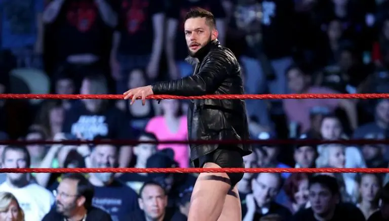 Finn Bálor antes de un combate en Raw | WWE.COM