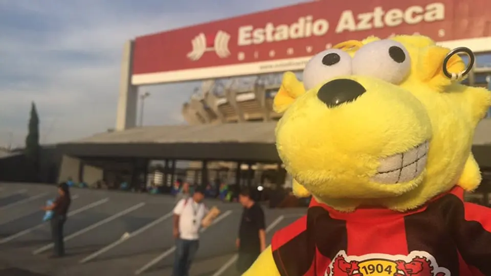 Mascota del Leverkusen visita el Azteca en apoyo a CH14
