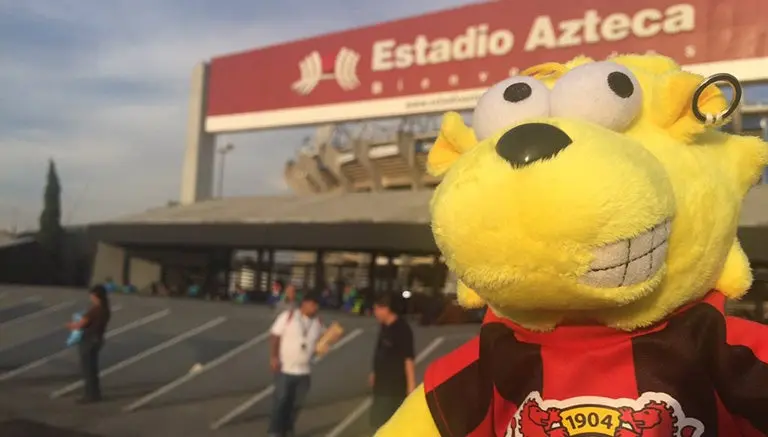 Mascota del Leverkusen visita el Azteca en apoyo a CH14