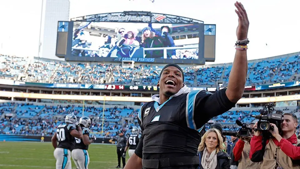 Cam Newton luce y Carolina mantiene el invicto