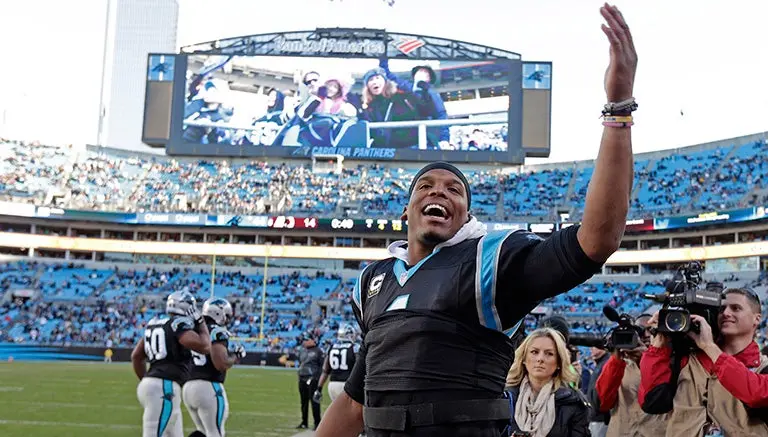 Cam Newton luce y Carolina mantiene el invicto
