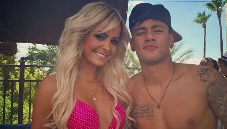 Neymar se la pasa en grande en 'pool party'