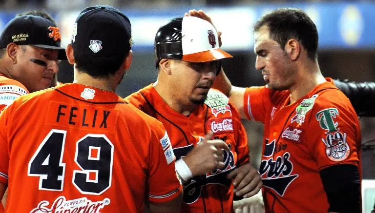 Jugadores de Tigres festejan durante partido contra Acereros | LMB