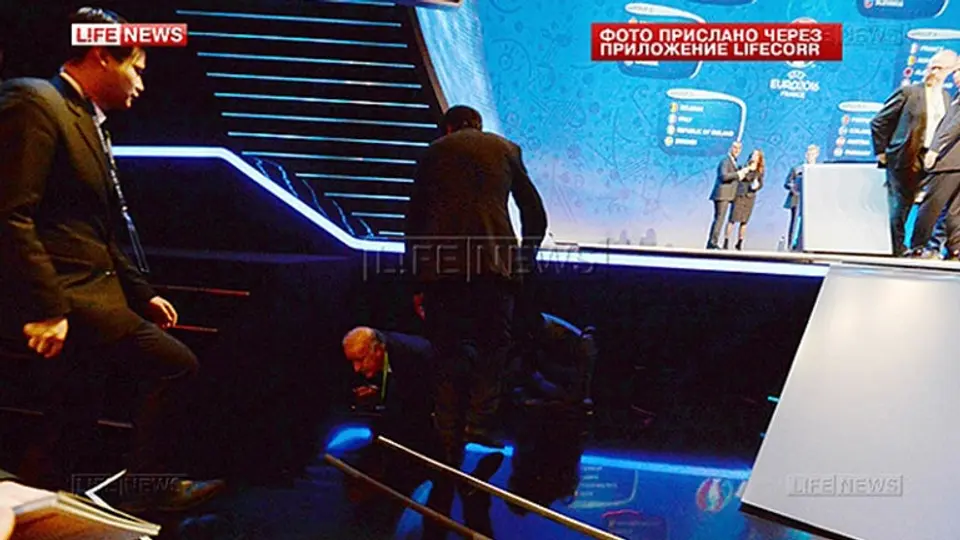 Del Bosque cae durante sorteo de Eurocopa