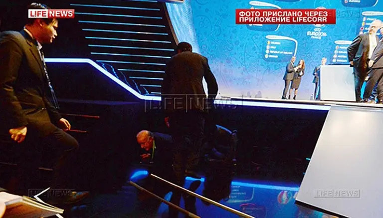 Del Bosque cae durante sorteo de Eurocopa