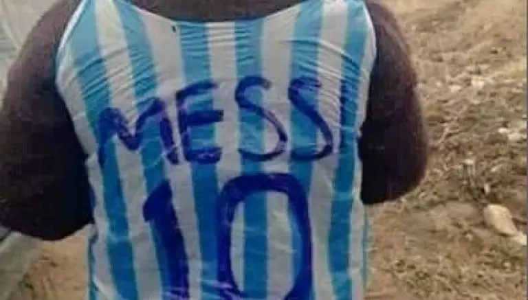 Niño se hace playera de Messi con una bolsa