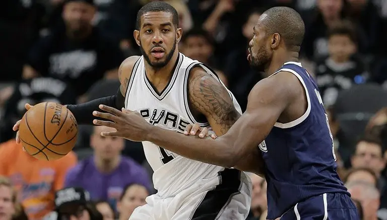 Spurs arrasa con Oklahoma en primero de la serie