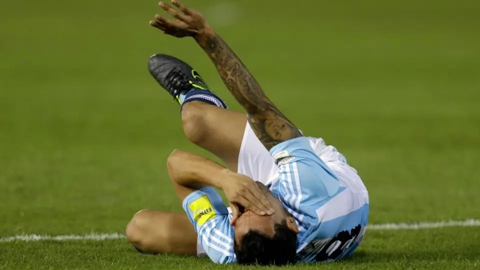 Niña llora por codazo a Tévez
