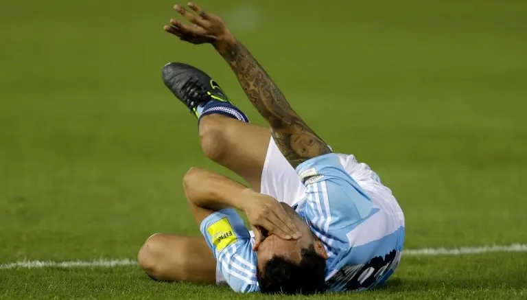 Niña llora por codazo a Tévez