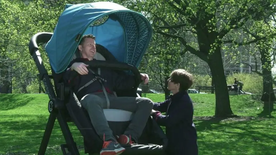 Diseñan carriola gigante para papás de bebés