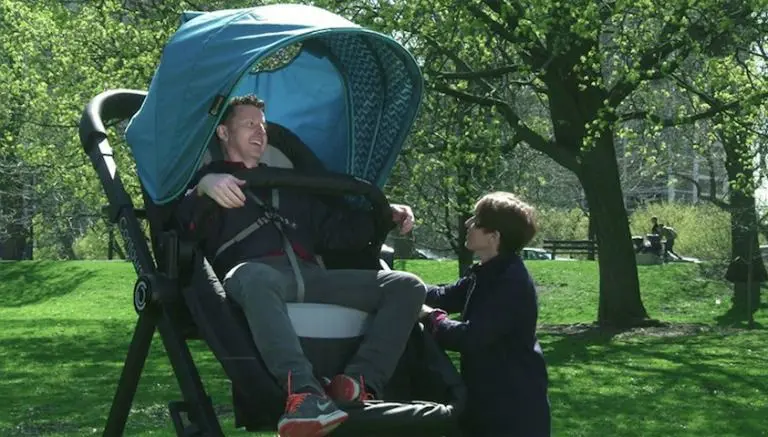 Diseñan carriola gigante para papás de bebés