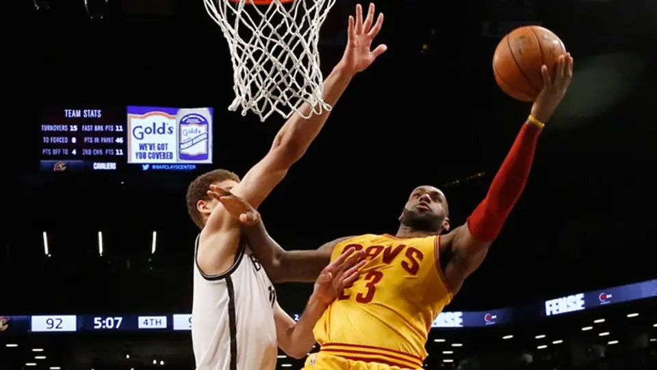 Brooklyn sorprende a los Cavaliers de LeBron James