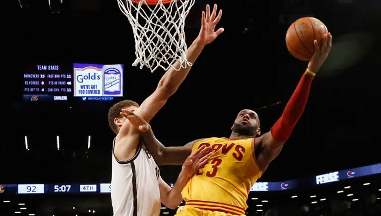 Brooklyn sorprende a los Cavaliers de LeBron James