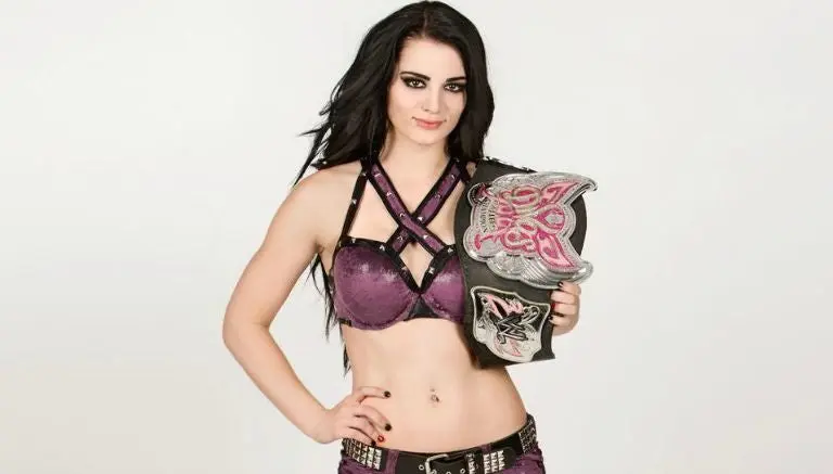 Paige viene a cautivar con su belleza a México