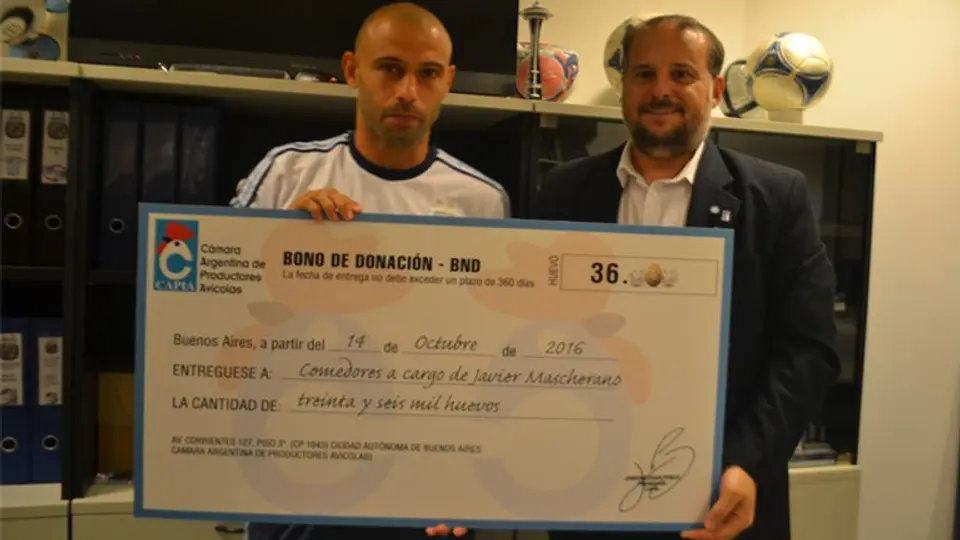 Mascherano realiza un donativo de muchos huevos