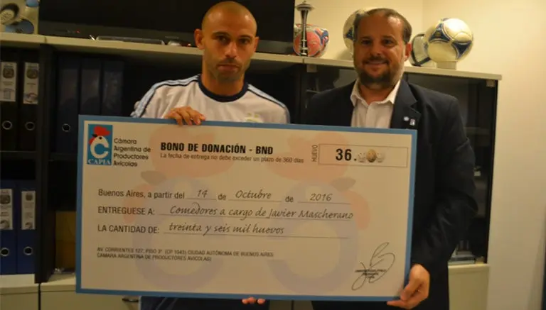 Mascherano realiza un donativo de muchos huevos