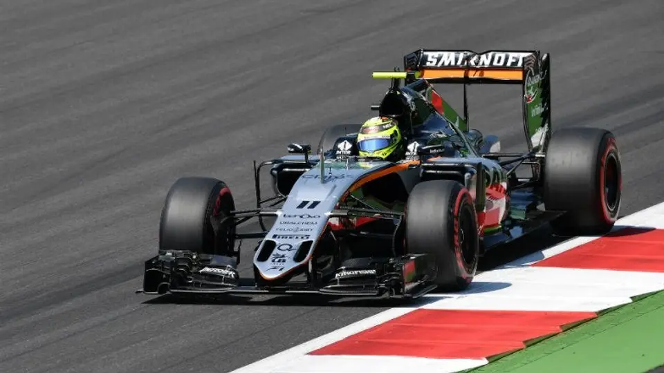 Checo Pérez se lamenta tras fallas en su monoplaza