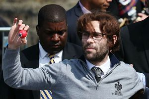 Donald Trump recibe 'baño' de pelotas de golf nazis