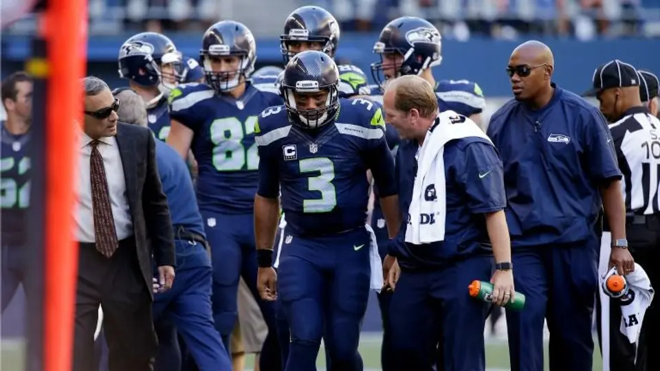 Seattle gana, pero Russell Wilson se lesiona