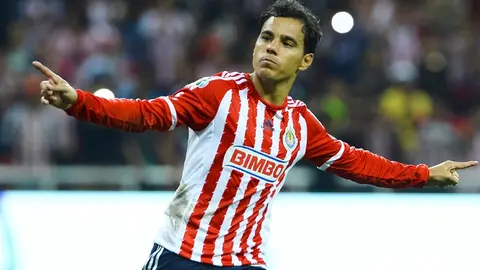 Bravo renueva por dos años con Chivas