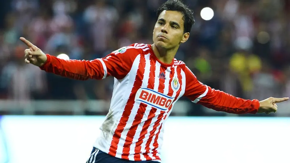 Bravo renueva por dos años con Chivas