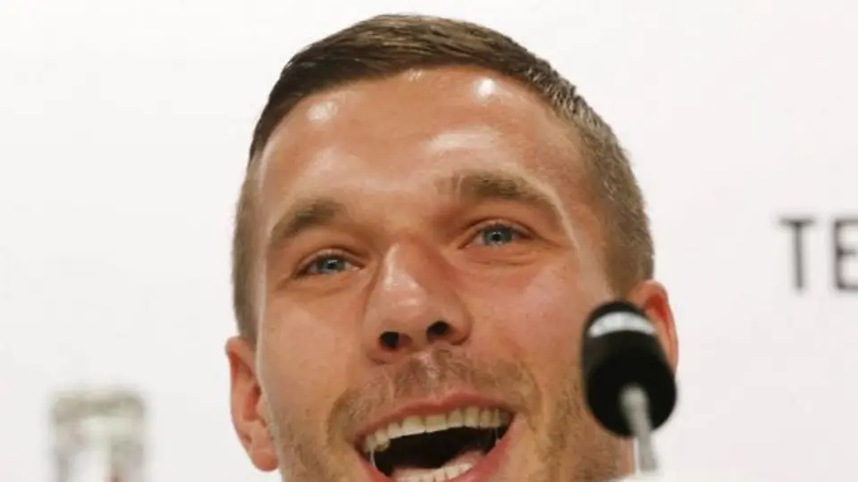 'Todos nos tocamos los hue...': Podolski
