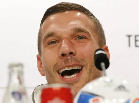 'Todos nos tocamos los hue...': Podolski