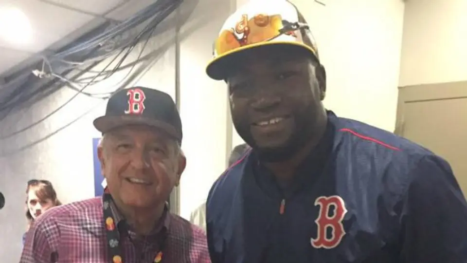 AMLO presume foto con 'Big Papi' en el partido de las estrellas