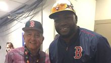 AMLO presume foto con 'Big Papi' en el partido de las estrellas
