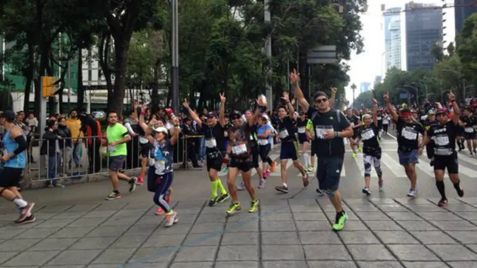 Corredores viven 'fiesta' en el Maratón de la Ciudad de México