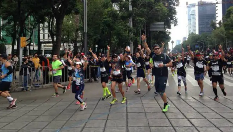 Corredores viven 'fiesta' en el Maratón de la Ciudad de México