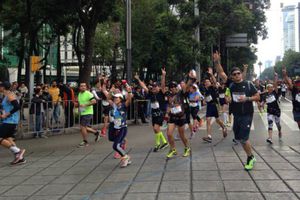 Corredores viven 'fiesta' en el Maratón de la Ciudad de México