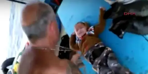 Niño migrante, rescatado tras 5 horas en altamar