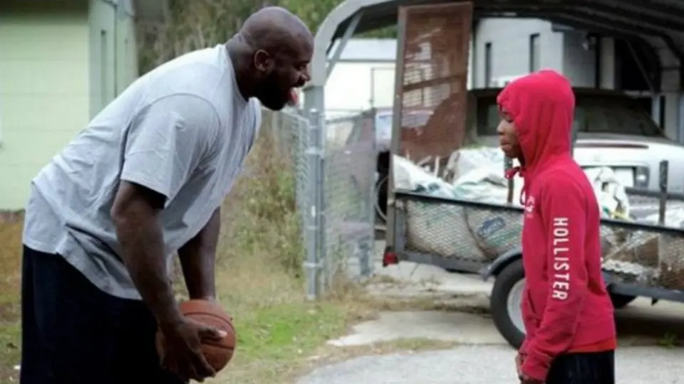 Shaquille O'Neal sorprende y juega con niños en la calle