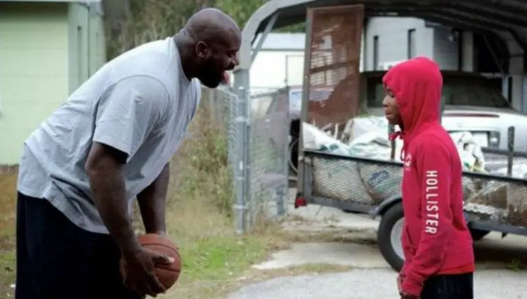Shaquille O'Neal sorprende y juega con niños en la calle