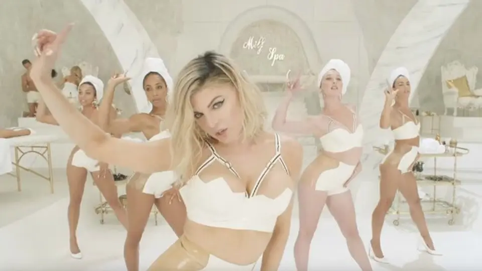 Fergie enloquece internet con candente video