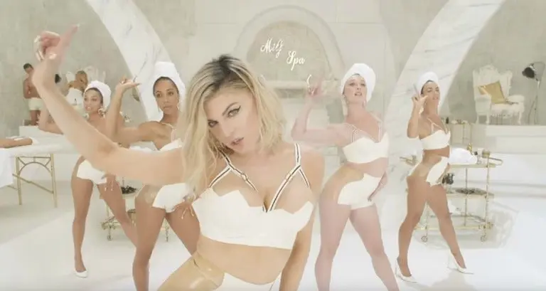 Fergie enloquece internet con candente video