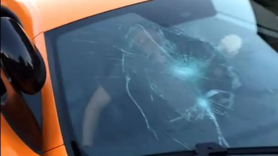 Skater rompe cristal de McLaren para vengarse de conductor