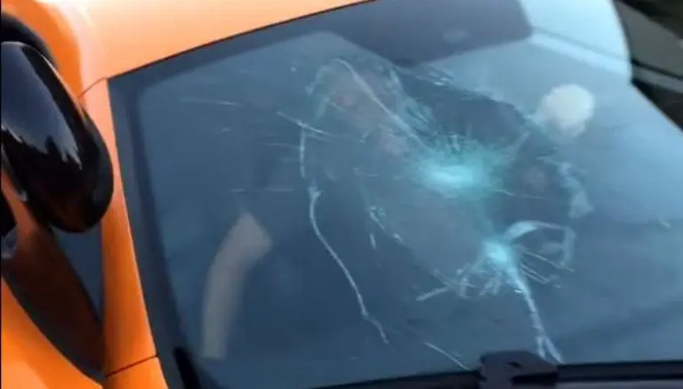 Skater rompe cristal de McLaren para vengarse de conductor