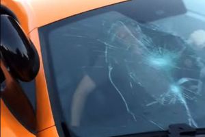 Skater rompe cristal de McLaren para vengarse de conductor