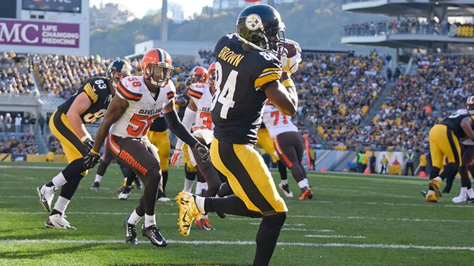 Roethlisberger luce y Pittsburgh arrolla a Cleveland