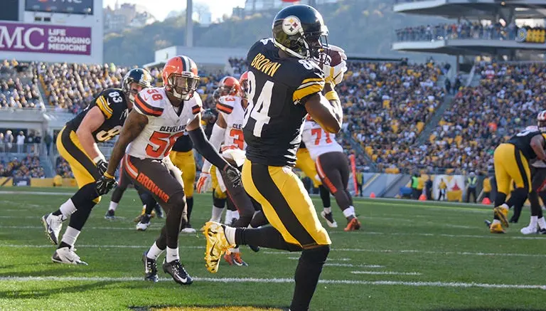 Antonio Brown en el partido contra Cleveland | AP