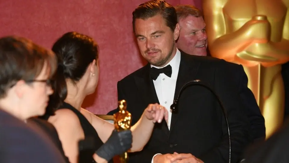DiCaprio olvida Oscar en restaurant y se lo regresan
