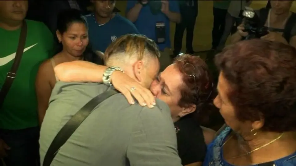 Pelotero cubano se reencuentra con su familia tras 3 años