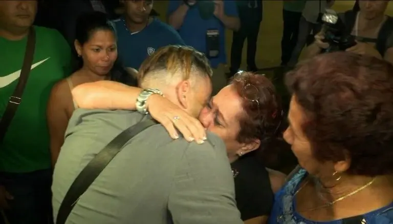 Pelotero cubano se reencuentra con su familia tras 3 años