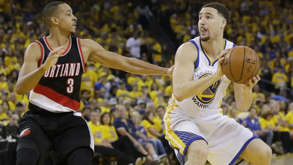 Warriors derrota a Blazers en primer juego de serie