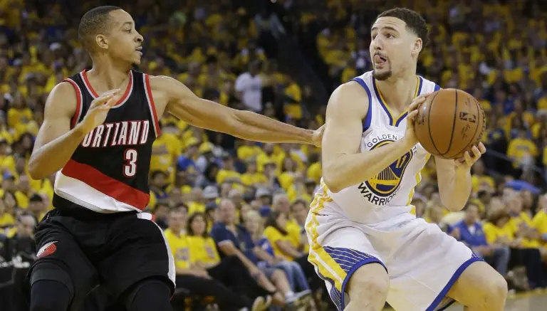 Warriors derrota a Blazers en primer juego de serie