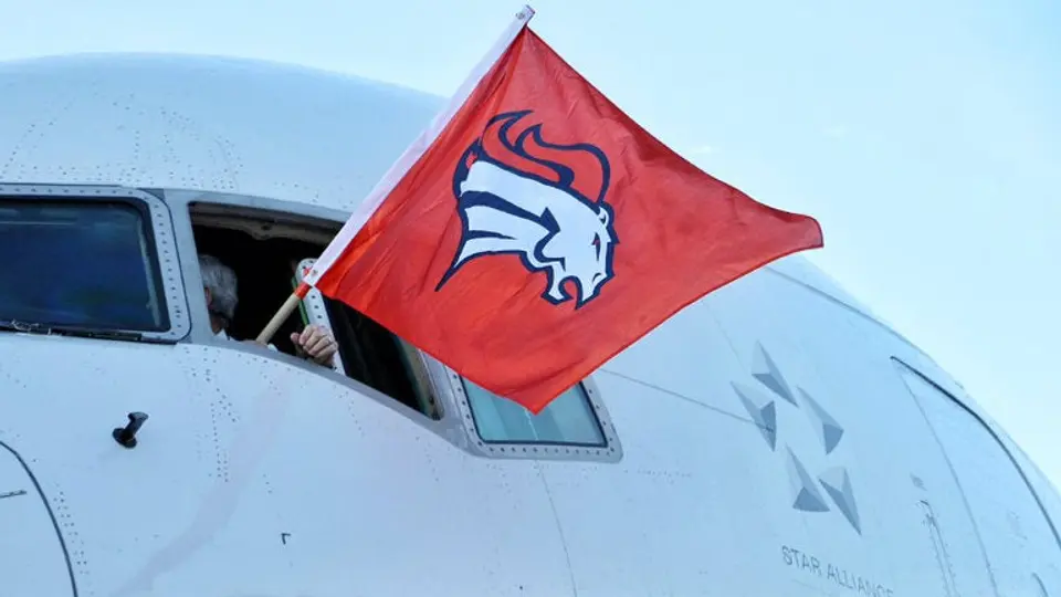 Broncos de Denver regresan a casa tras ganar SB 50