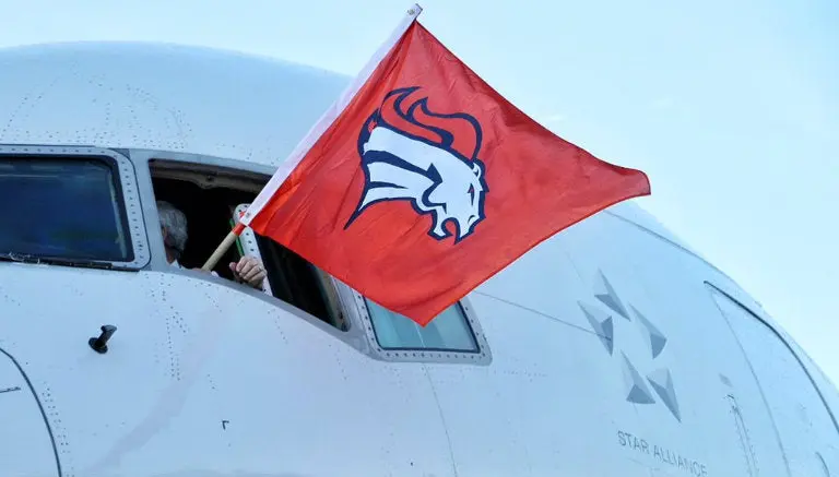 Broncos de Denver regresan a casa tras ganar SB 50