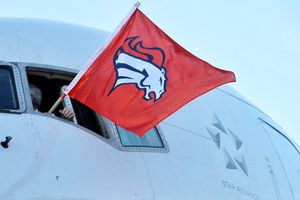 Broncos de Denver regresan a casa tras ganar SB 50